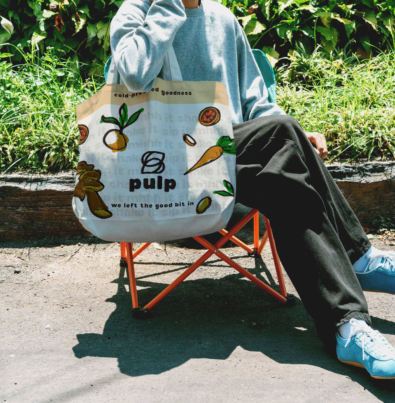 Konzeptdesign für die bestickte Stofftasche einer fiktiven Cold-Pressed-Juice-Marke mit Logo, illustrierten Obst- und Gemüse-Icons und den Claims cold-pressed goodness und we left the good bit in